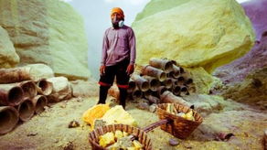 鬼斧神工 伊真火山礦區(qū)的異世奇景與防毒面具下的堅(jiān)守